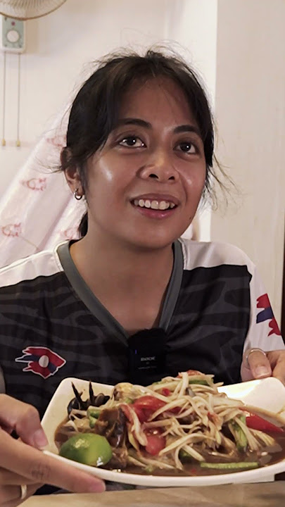 DID WE just sneak into a stranger's SINGAPORE house to eat homecooked THAI food?!