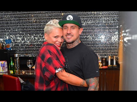 Video: Carey Hart netto waarde: Wiki, Getroud, Familie, Trou, Salaris, Broers en susters