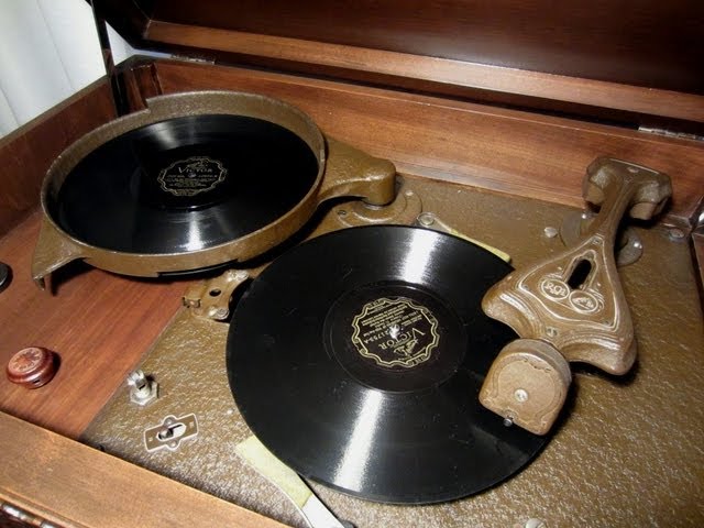 RCA Victor Record Changer 1931 Radiola Automatic Electrola RAE-26 Demonstration class=