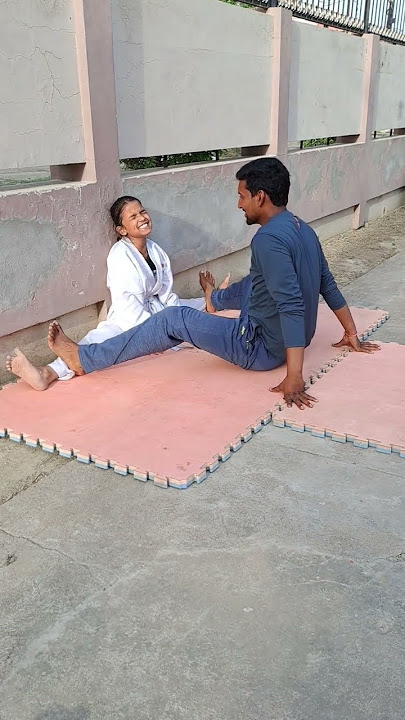 karate stretching #kickboxing #fitness #viralvideo #karate #gymnast #martialarts #shorts