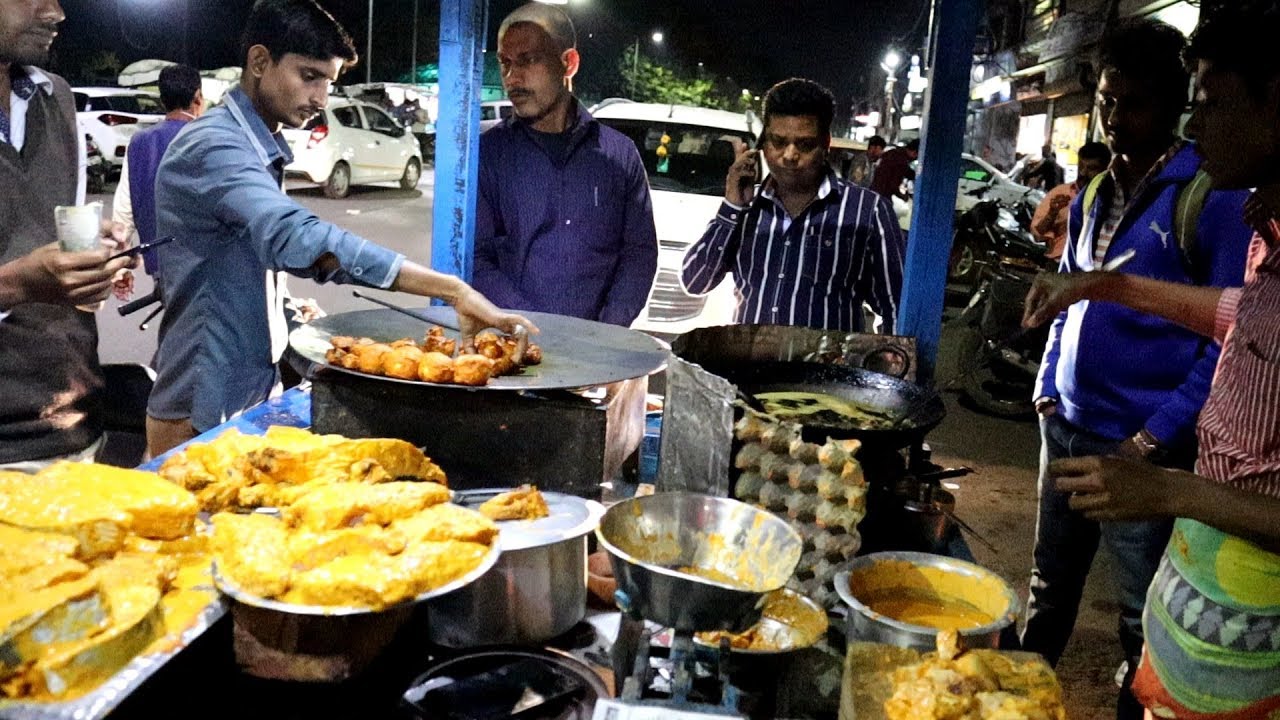Fish Pakora 250 gm @ 90 rs & Egg Pakora 2 piece @ 25 rs - Street Food Lucknow | Indian Food Loves You