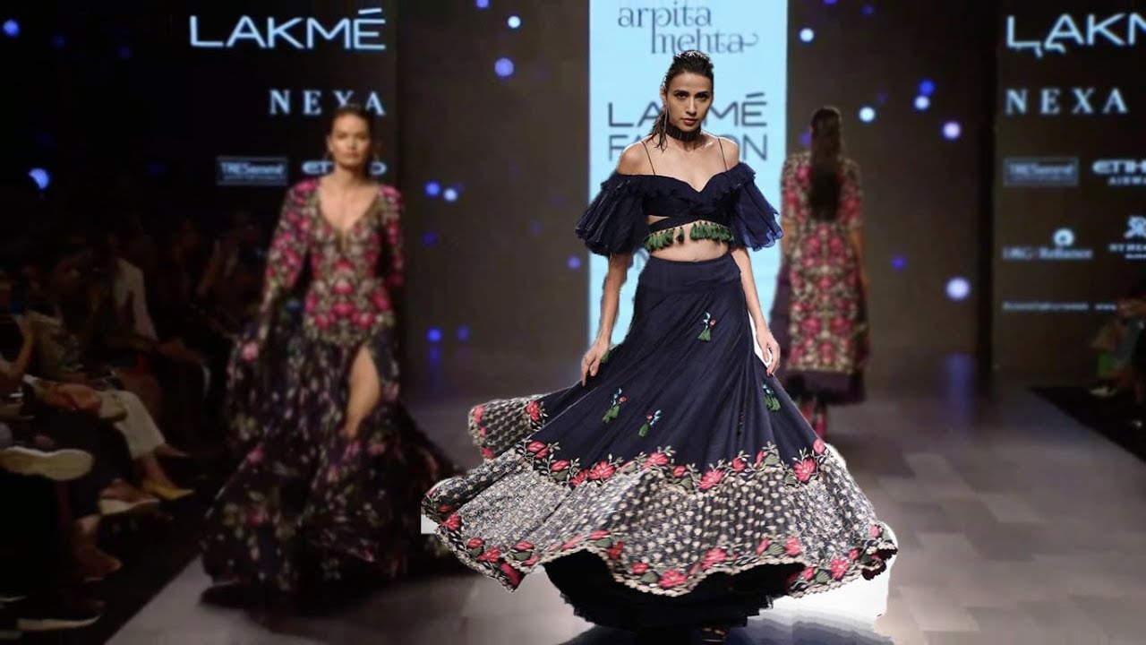 Kriti Sanon Walks For Arpita Mehta | Fall/Winter 2017/18 | Lakme Fashion Week