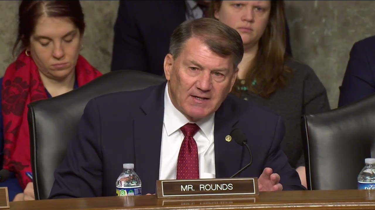 Опрос свидетелей на слушаниях в комитете Сената по вооруженным силам