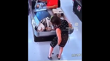 Elle fait caca debout à la caisse du supermarché #mdr #funny #drole #rire #blague #prank #caca #shit