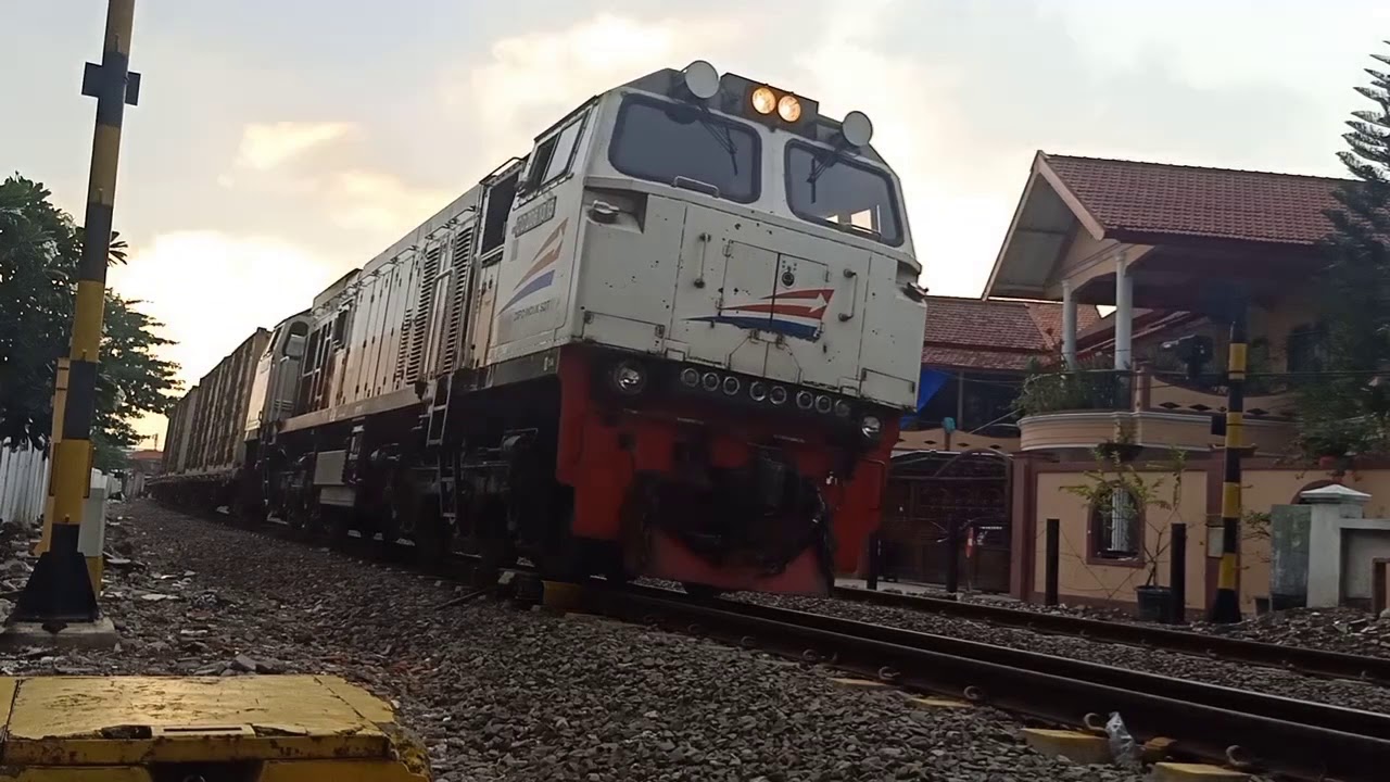 Hunting kereta api di tikungan dekat  stasiun  Surabaya 