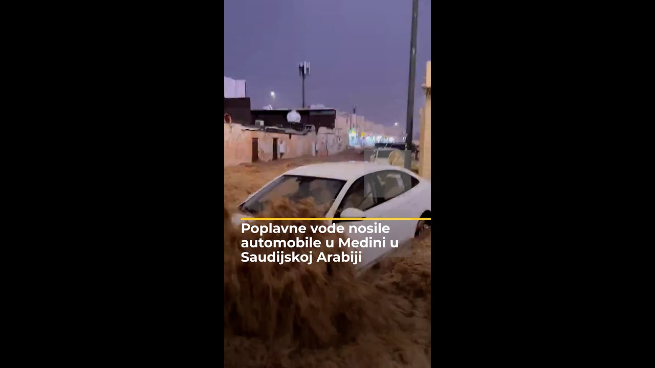 مياه الفيضانات تجرف السيارات في المدينة المنورة، المملكة العربية السعودية