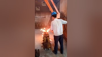 How does hydraulic casting manipulator work