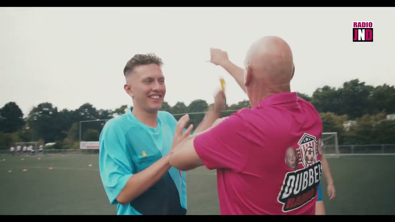 ⚽ JND Toernooi 2022: Jan Biggel bemoeit zich met de scheidsrechter