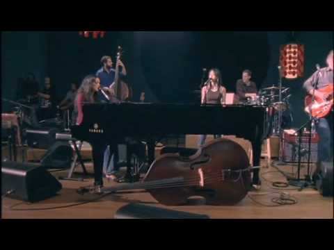 Norah Jones - The Prettiest Thing (HQ)