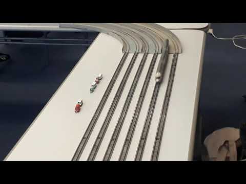 浪速レールクラブ運転会で鉄道模型の走行シーン29（2020年12月19日土曜日）携帯電話で撮影（走行している車両は、KTR001形です。）