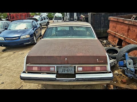 Checking out an A / G Body before she goes in the crusher. 1979 Buick Regal Junkyard Find 