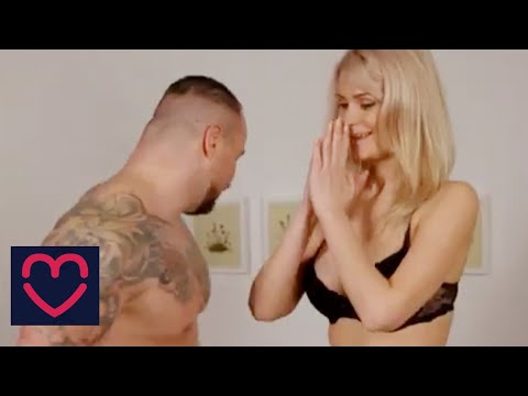 Video: Ein Mann Wird Von Fremden Besucht, Um Sex Zu Haben
