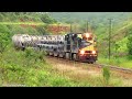 VEJA AS LOCOMOTIVAS SE ESFORÇANDO AO MÁXIMO com trem carregado em uma subida na Ferrovia do Aço