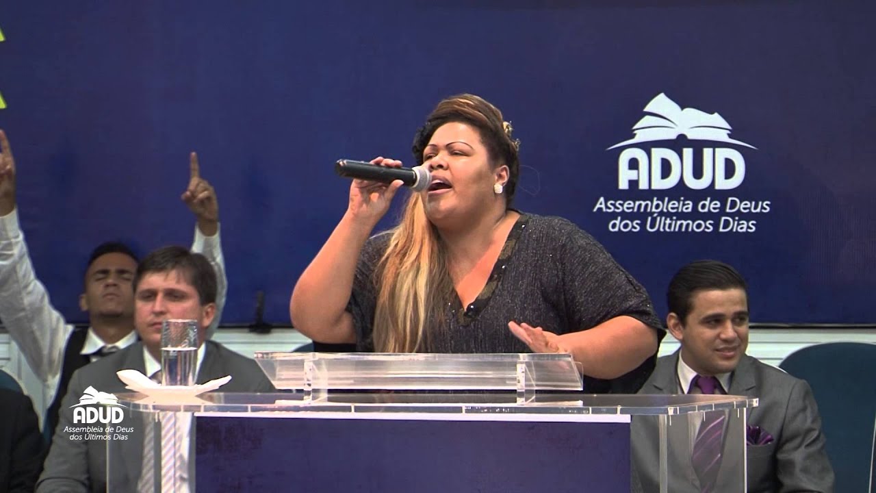 Dayse (Fat Family) adorando ao Senhor no Templo da ADUD.