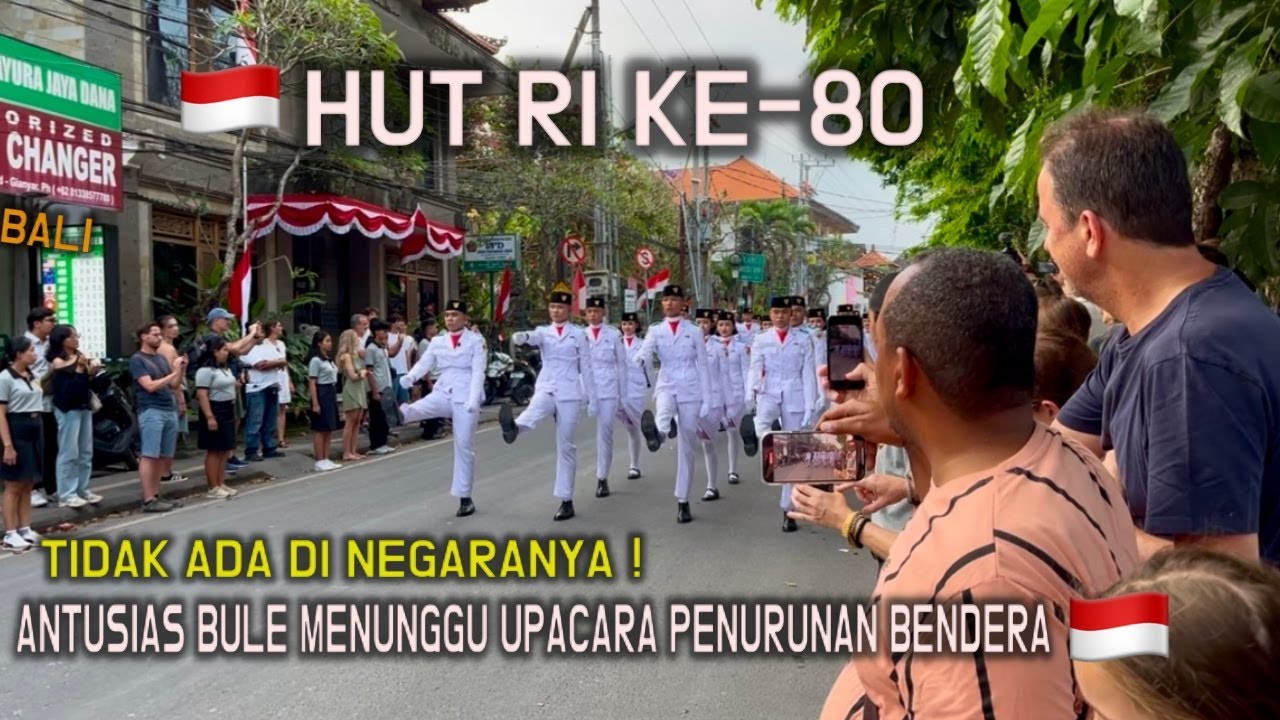 ANTUSIAS BULE BULE NONTON PENURUNAN BENDERA MERAH PUTIH HUT RI KE 80 UBUD BALI