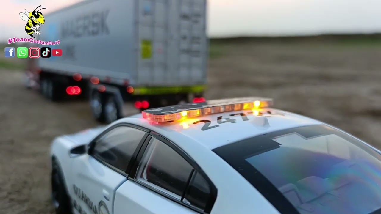 Persecución de Tráiler y patrullas a escala con iluminación Led 