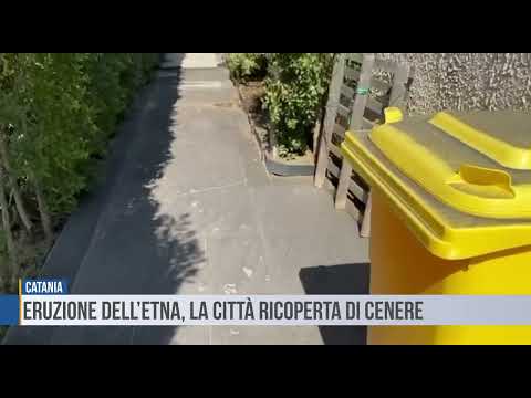 Video Catania: eruzione dellEtna, la città ricoperta di cenere