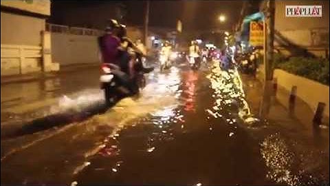Clip triều cường, người Sài Gòn bì bõm lội nước về nhà