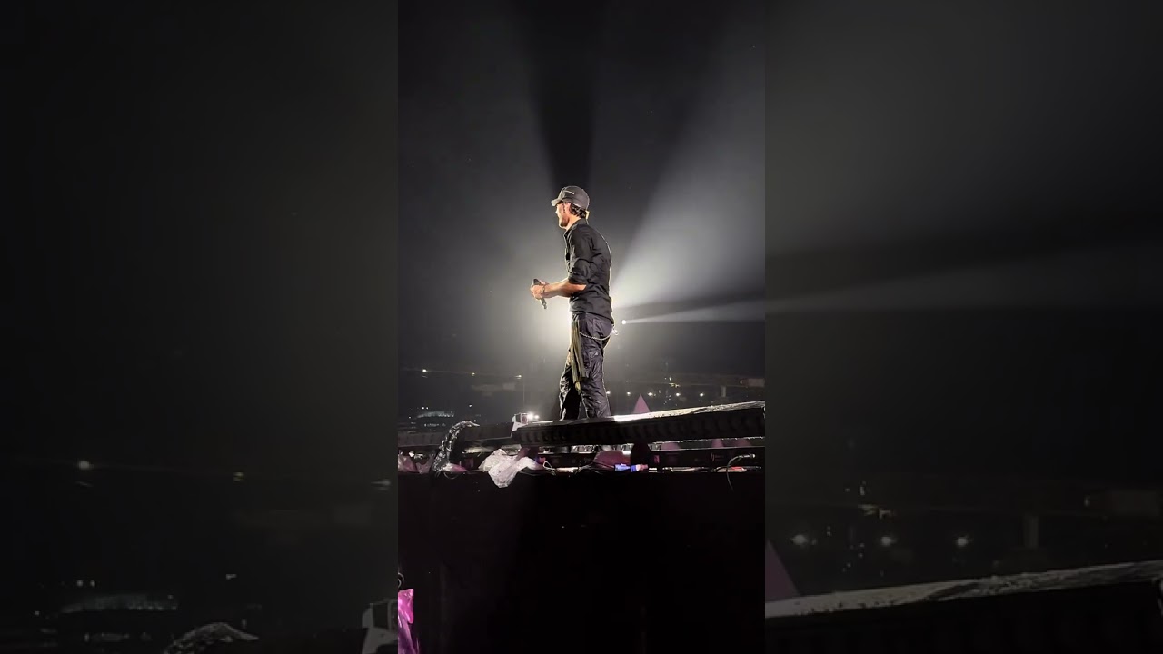 @EnriqueIglesias Mumbai Concert Live -Magical Ending #ilikeit #enriqueiglesias #mumbai #showstopper