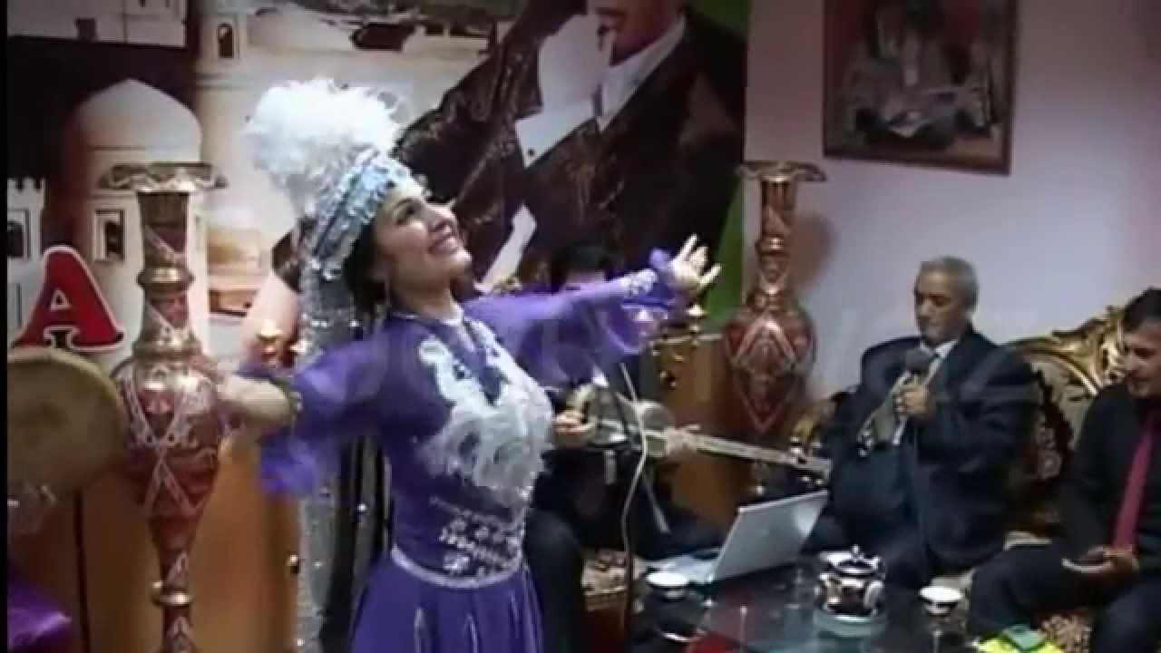 песня поет узбечка. алых. 2022хит. узбечка поет. песня поет узбечка.