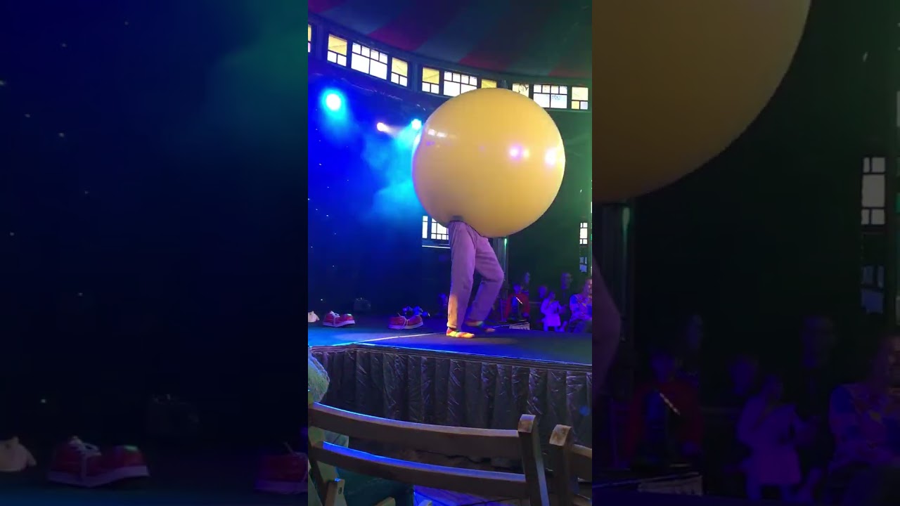 Circus the show in Melbourne, Australia! Funny clown balloon act!