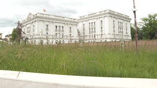 Израснатата трева во дворот на владата ги „скара“ Џафери и Арсовска