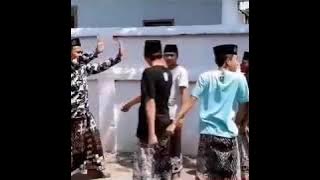 NGAKAK😂KELAKUAN TIM HADROH SYUBBANUL MUSLIMIN DIBALIK PANGGUNG😂