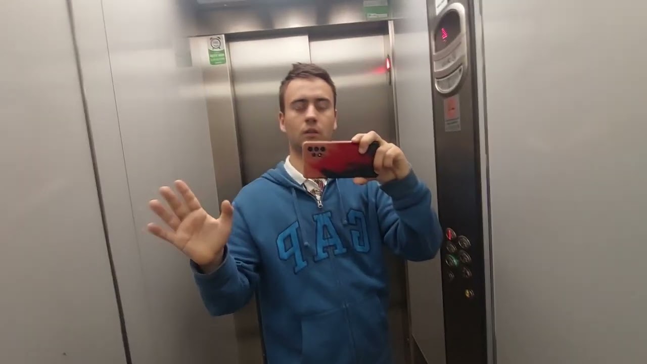 Modern 2008 Orona lift in Reus