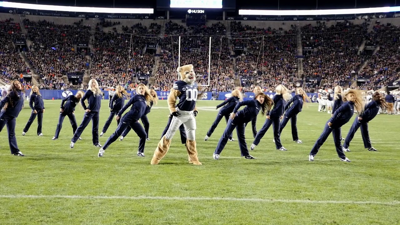 Cosmo the Cougar  the Cougarettes Dance   BYU Vs Boise St 2017