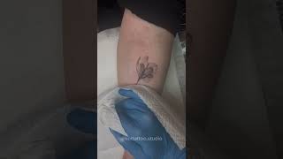 Тату На Руке Для Девушки - Цветок. Красивая Татуировка В Графике От Мастера Kot Tattoo Studio
