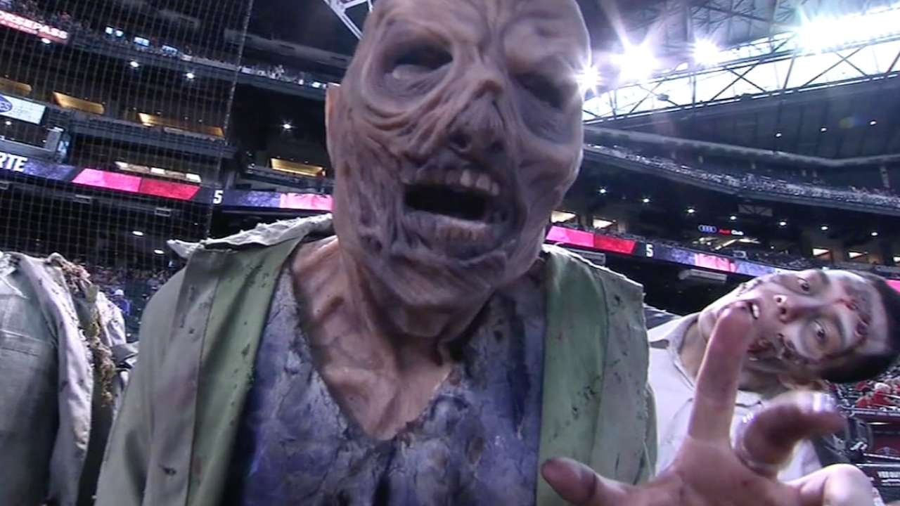 CIN@ARI: Fans enjoy Zombie Night at Chase Field