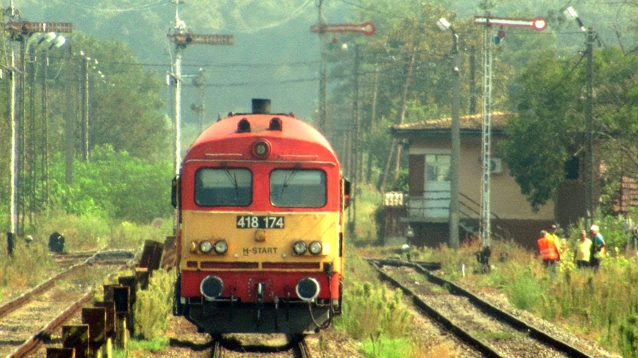 Romania: At Valea lui Mihai, a MAV Class 418 (M41) diesel loco detaches ...