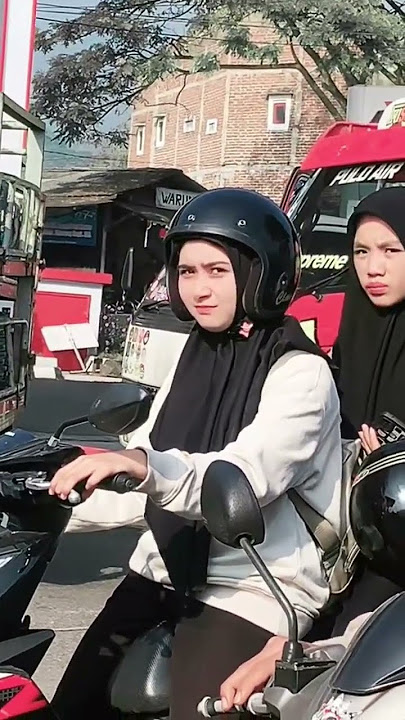 ~ wanita cantik ini full senyum ketika di videokan.~