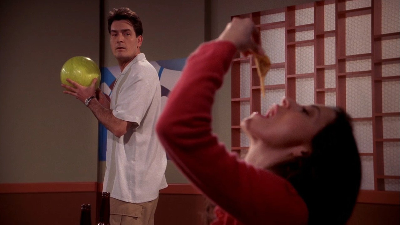 Charlie jugando bolos D0S HOMBRES Y MEDIO CAPITULOS COMPLETOS