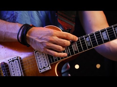 فيديو: كيفية العزف على الجيتار المعدني