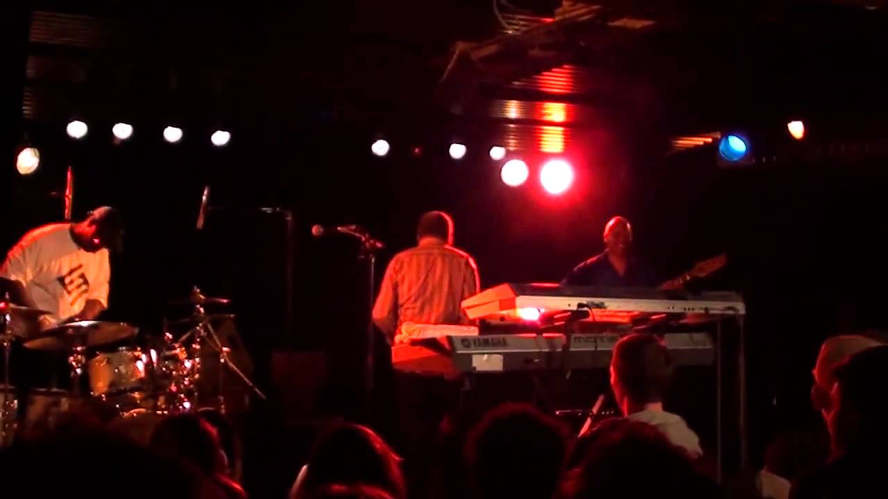 Lonnie Liston Smith & The cosmic echoes " Expansions " Live in Paris @ La Bellevilloise 2010 Lonnie Liston Smith & The cosmic echoes " Expansions " Live in Paris @ La Bellevilloise 2010