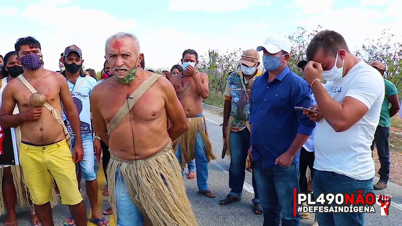 Povo Pipipã interdita a PE-360 em protesto pacífico contra o PL 490, que revê demarcação de terras.
