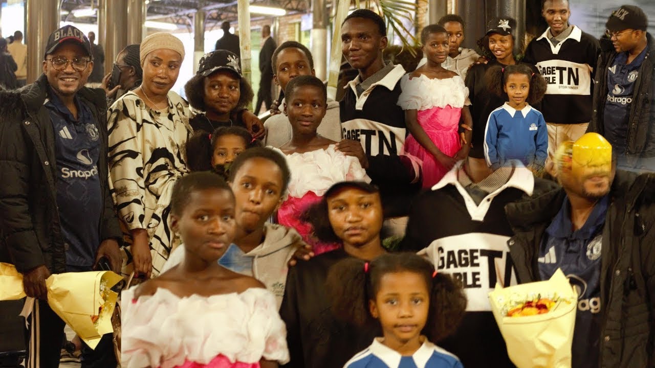 Theo BOSEBABIREBA atunguwe n'abana bose yabyaye ku Kibuga k'indege/Ibyishimo byamurenze/Bararirimbye