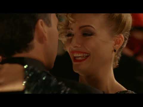 Bruce Wayne baila con Selina Kyle - Batman Regresa 1992 (Escenas de películas)