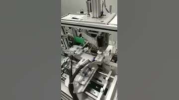 Automatic milk juice square plastic bottle one by one positioning labeling machine by robot hand fee