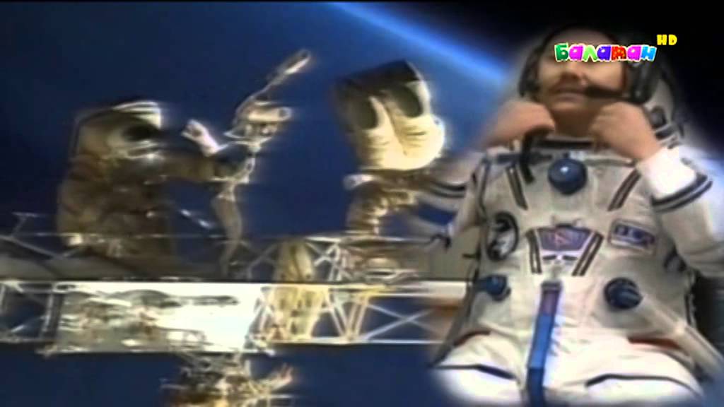 Офистік көзілдіріктегі секс Жыныс мүшесін иіскеп тұрған қыздың фотосы