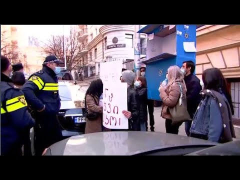 „მანდატები იაფად“! ,“გია ვოლსკის სადღეგრძელოები 2 ლარად“ - აქცია  სესიის  ფონზე