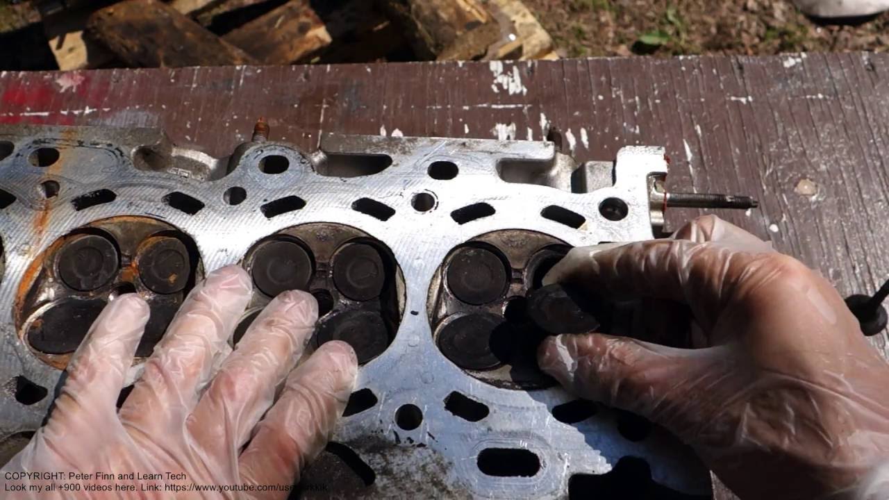 How works valve in engine - YouTube