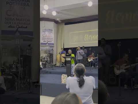 Anciana le canta
