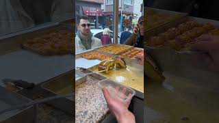 Yerli Ve Yabancı Turistlerin Saatlerce Sıra Beklediği Fatih Sarması Parlar Pastanesi