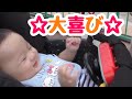 ベビーカーが楽しくなって大喜びの赤ちゃん