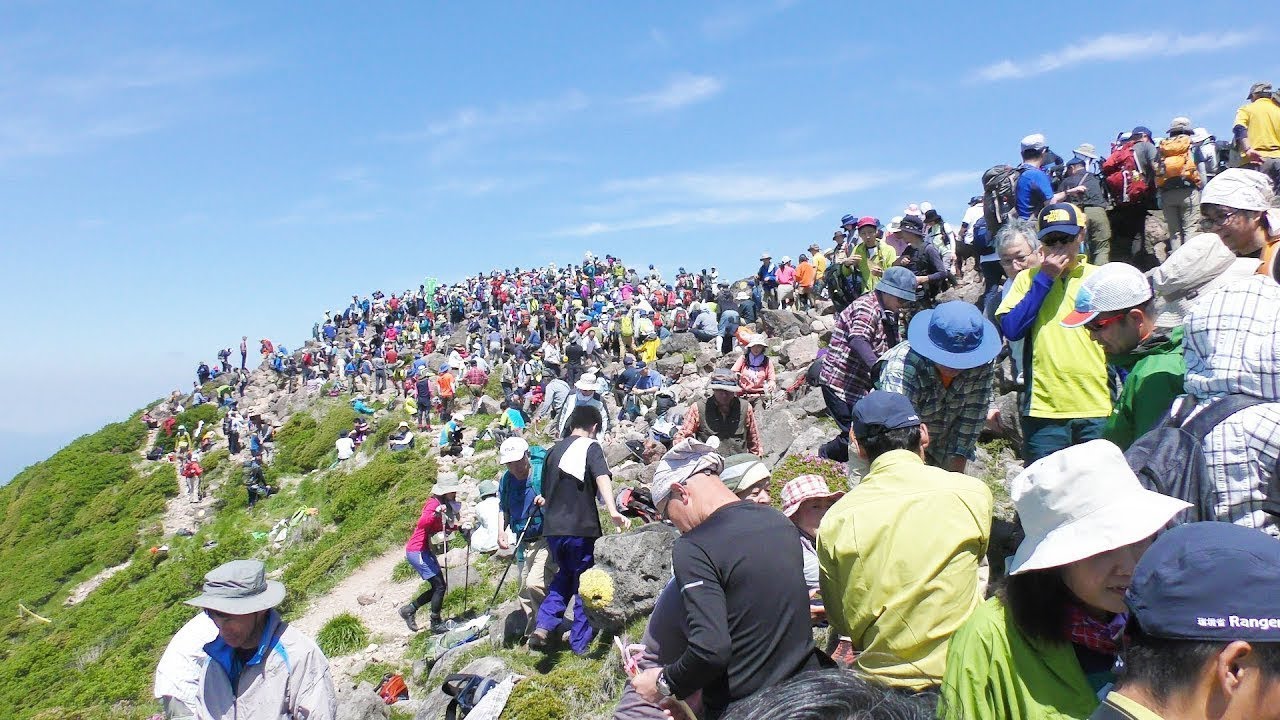 絶景 感動 くじゅう山開き 九重連山 牧の戸峠登山ルートから久住山へ 記念タペストリ配布 17年の動画を公開 絶景アウトドア くじゅう高原をドローン撮影 九州 九重連山 久住高原 宿泊施設 ホテルや登山 キャンプ場 くじゅう花公園 観光等