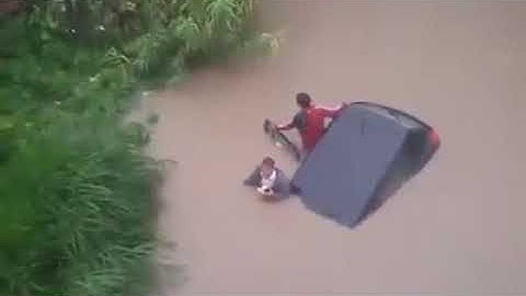 हेर्दा हेर्दै मान्छे सहीत यसरी डुब्यो गाडी काठमाडौंमा  || Flood in Nepal || Flood In Kathmandu