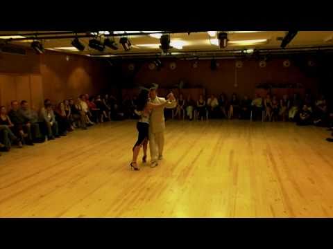 Fabian Ballejos y Gina Nikolitsa bailan en la Milo...