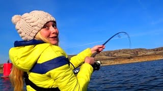 ЭТА РЫБА ЧУТЬ НЕ УТАЩИЛА ЕЕ С ЛОДКИ!!! ЕЕ АЖ ТРЯСЛО рыбалка в ноябре 2019 ЭТА РЫБА ЧУТЬ НЕ УТАЩИЛА ЕЕ С ЛОДКИ!!! ЕЕ АЖ ТРЯСЛО рыбалка в ноябре 2019